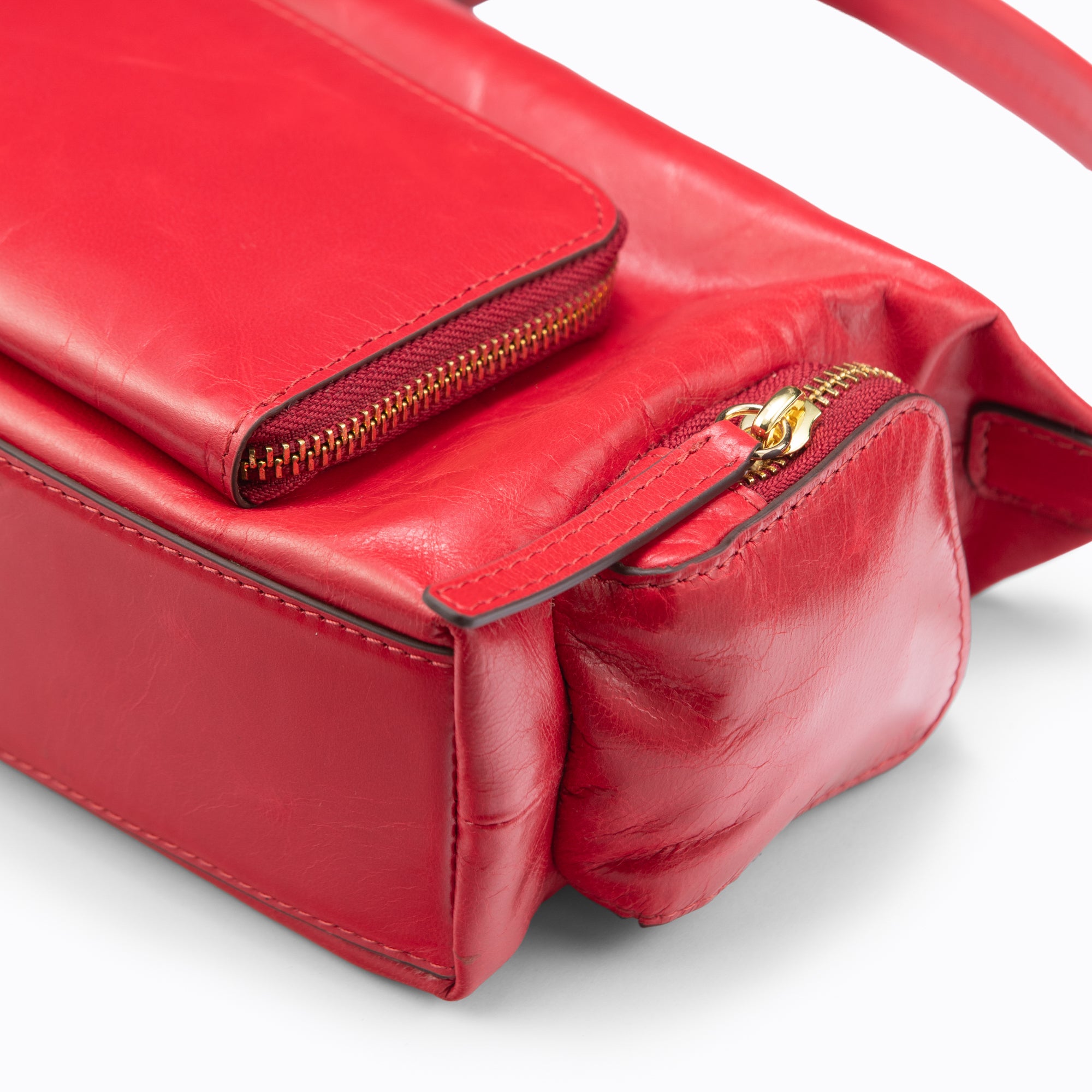 Lodis Jill TH Crossbody in Rhythmic Red – Detail Shot, Gold-Tone Zipper and Polished Leather Texture with Contrast Stitching | Lodis 1965