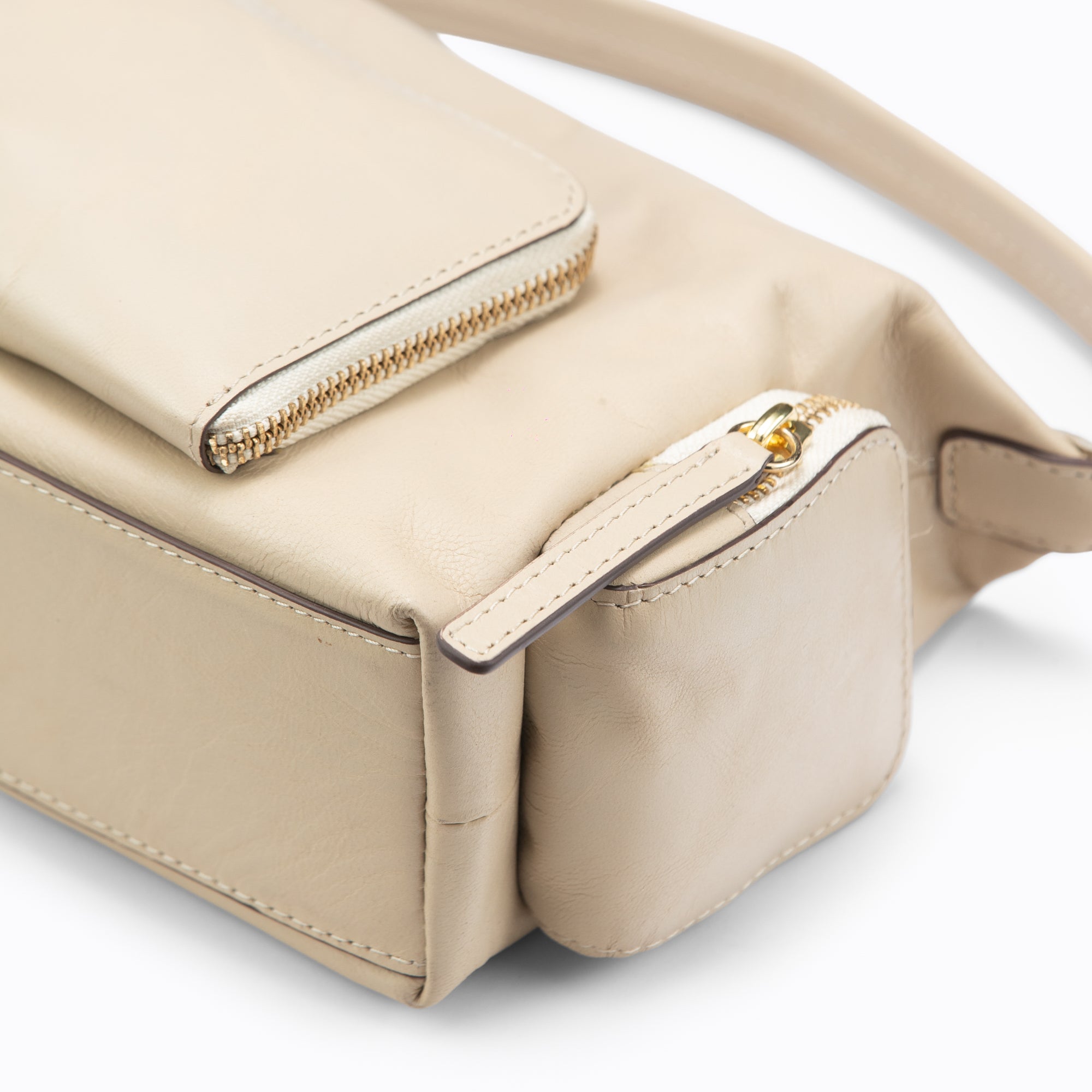 Lodis Jill TH Crossbody in Sand – Detail Shot, Gold-Tone Zipper and Polished Genuine Leather Texture with Contrast Stitching | Lodis 1965