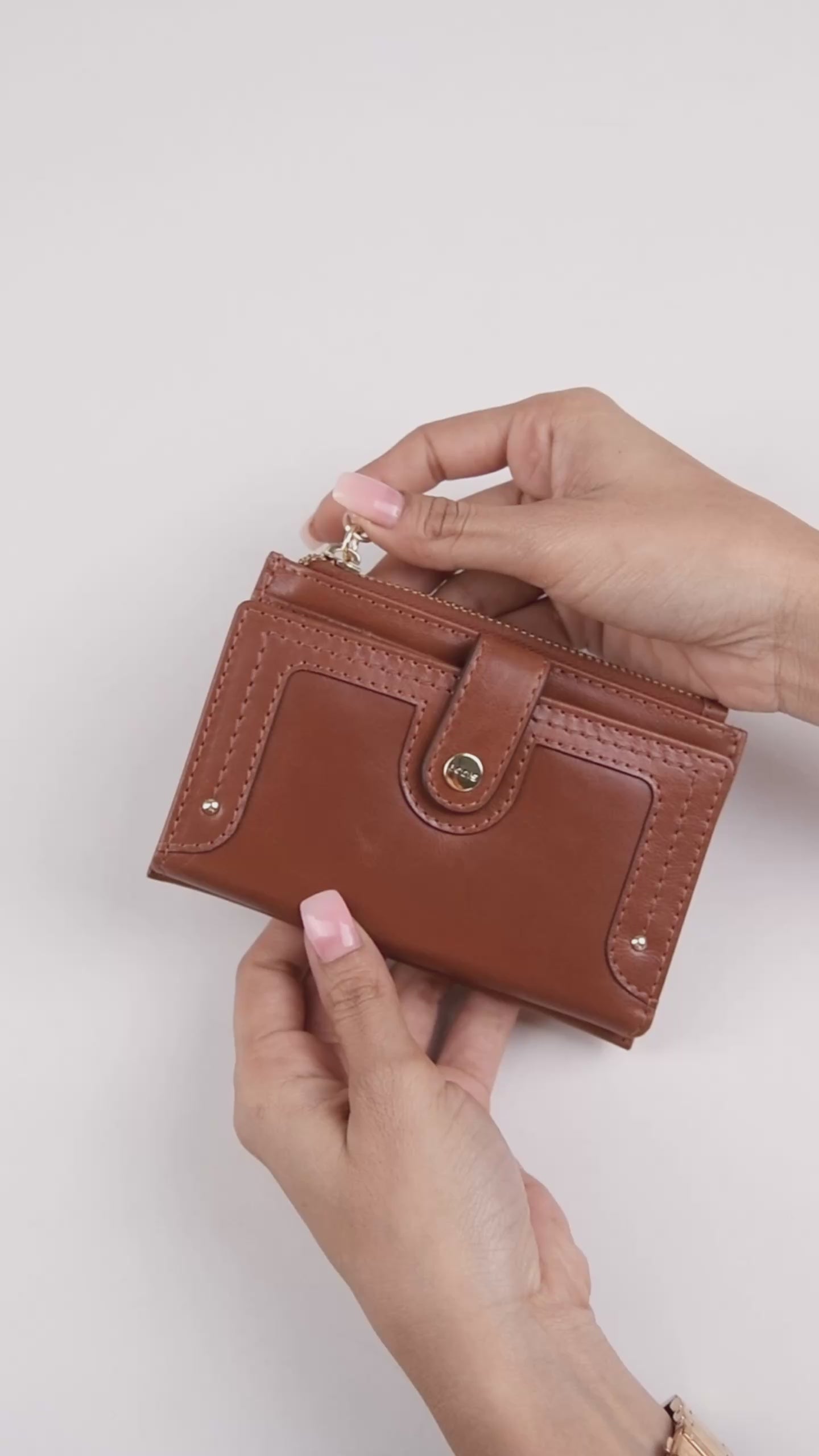 Overglow Flip Face Wallet in Chestnut Pebbled Leather – Video Showing Full Exterior, Flip Card Panel Opening, and Interior Card Slots | Lodis 1965