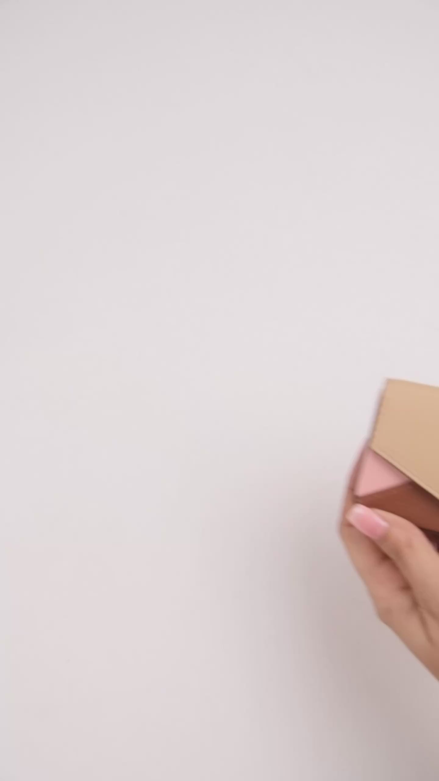 Vista Envelope Slim Card Case in Beige Chestnut Sand Pebbled Leather – Video Showing Full Exterior, Envelope Flap Opening, and Interior Card Slots | Lodis 1965