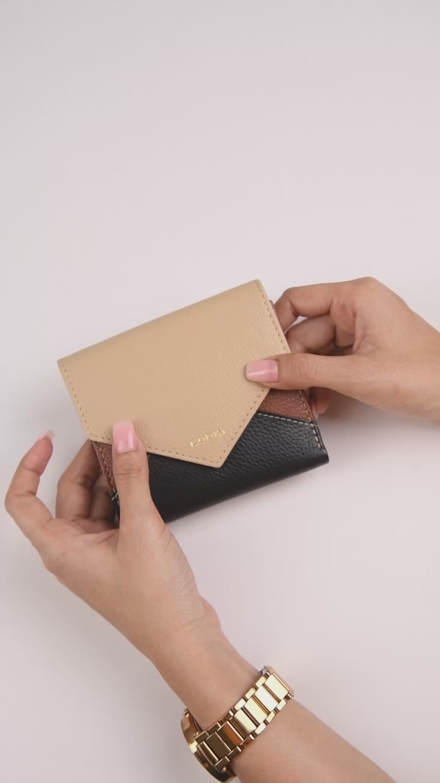 Vista Envelope Small Tri Fold in Sand Chestnut Black Pebbled Leather – Video Showing Full Exterior, Tri-Fold Opening, Interior Card Slots, and Two-Tone Color Detail | Lodis 1965
